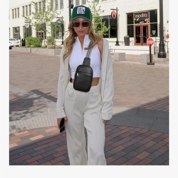 Chic Black Crossbody Bag with Patterned Strap - Picture 2 of 9